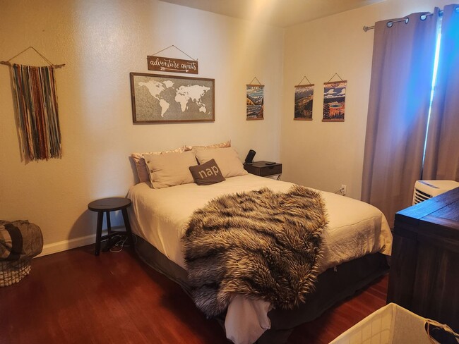 Building Photo - Spacious Lower Level Unit In Beautiful Manette