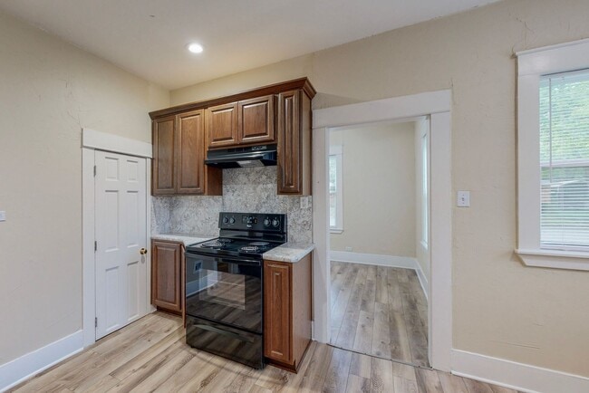 Building Photo - Available Mid-July! 3 Bedroom Home for Lea...