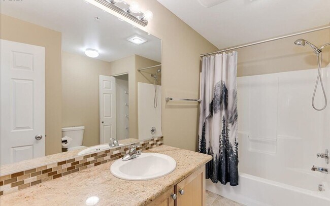 Building Photo - Bright 2BR / 2BA End-Unit Tanasbourne Condo w/ High Ceilings, Gas Fireplace, Private Balcony + At...