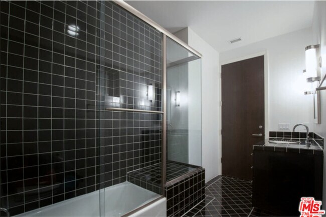 Building Photo - 3850 Rambla Orienta