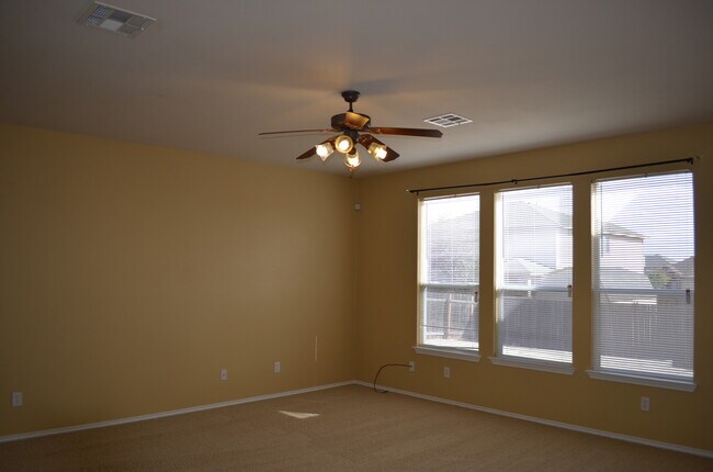 Building Photo - HUGE 5 BEDROOM HOME IN SAVANNAH HEIGHTS!