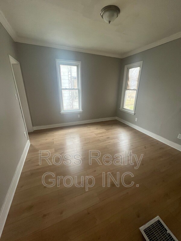Building Photo - 1121 Delence St