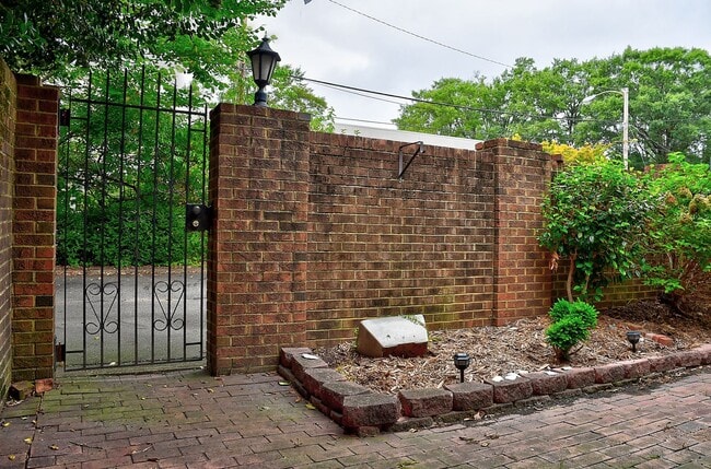 Building Photo - DOWNTOWN NORFOLK TOWNHOUSE