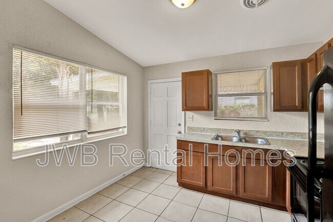 Building Photo - 1165 Denaud St