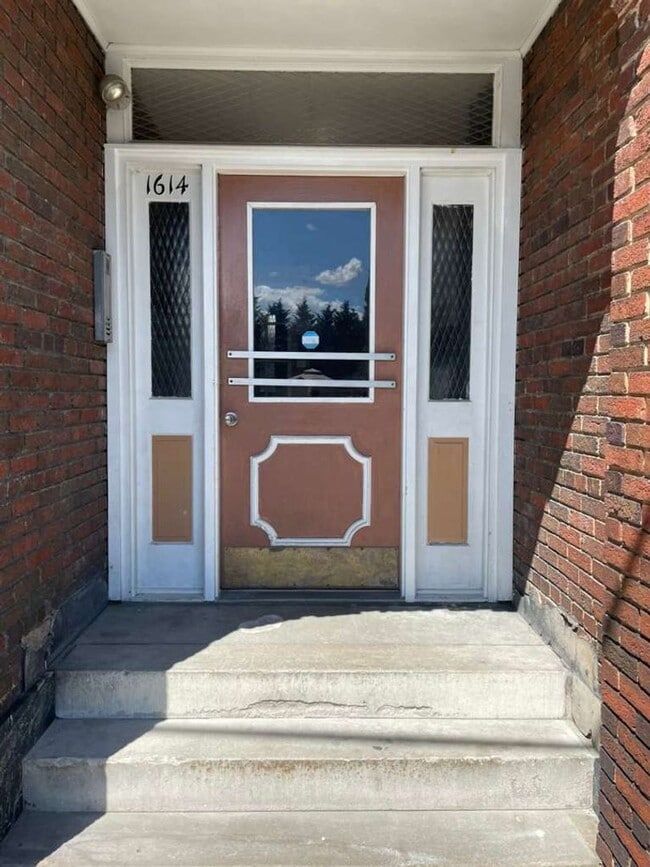 Building Photo - 1614