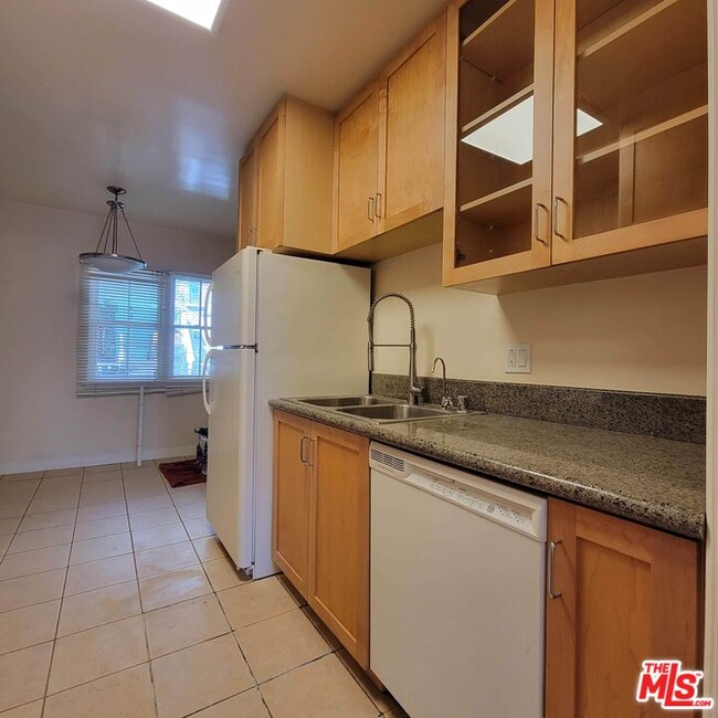 Building Photo - 304 S Reeves Dr