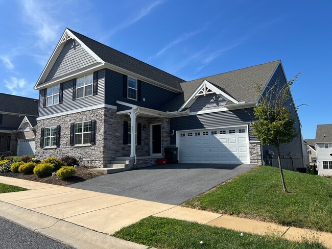 Building Photo - Stunning 4 bedroom 2.5 Bathroom Home in Ma...