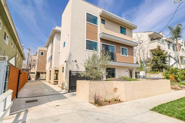 Primary Photo - Newly built 4 bed/4 bath townhome in a 6-u...