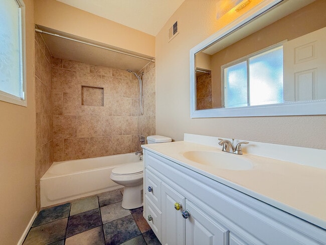 Building Photo - 2812 S Cottonwood Dr