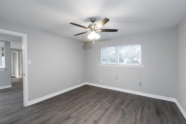 Building Photo - 2121 Holly Dr