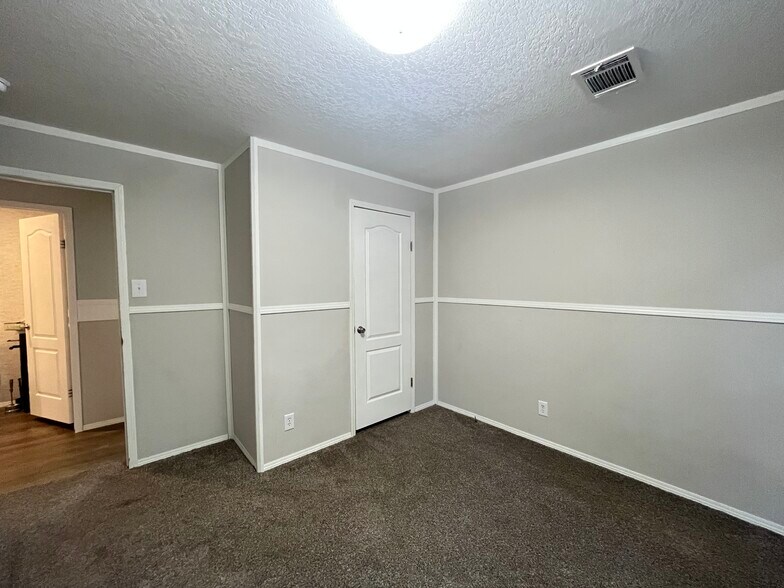 Building Photo - 2243 Limerick Rd