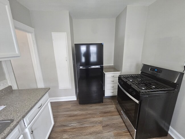 Building Photo - 931 Helmsdale Rd