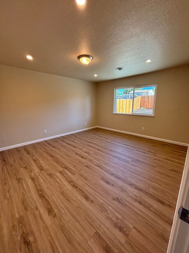 Building Photo - 3 Bedroom, 2 Bathroom Family Home