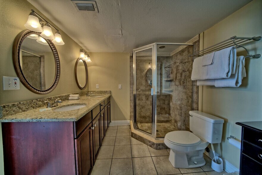 Building Photo - 7205 Thomas Dr