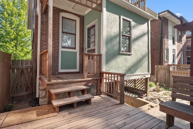 Building Photo - Hi-Pointe Adjacent House!