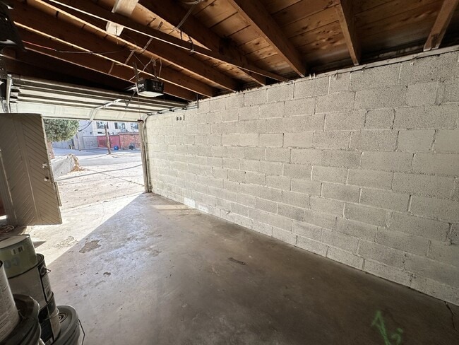 Building Photo - AVAILABLE JULY! Student Housing near DU Campus!