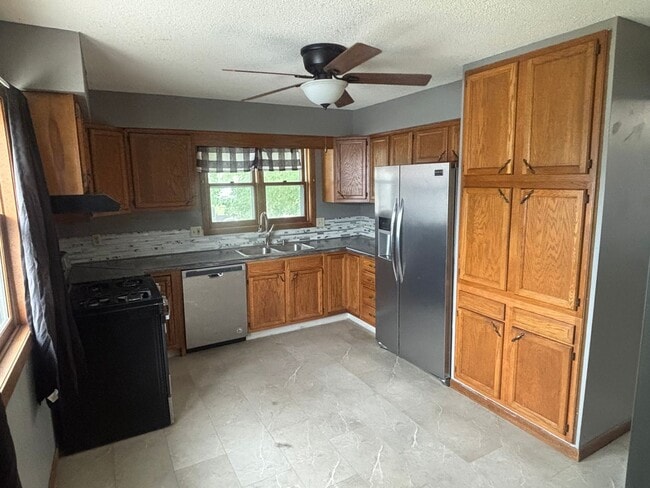 Building Photo - 3-bedroom 1 bath house available now