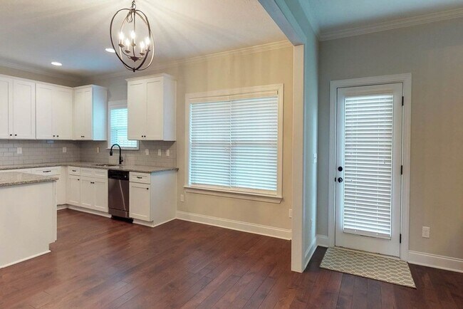 Building Photo - 708 Tree Top Trl