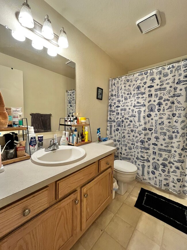 Building Photo - Pet Friendly Home Close to Everything