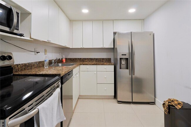 Building Photo - 3701 N Country Club Dr