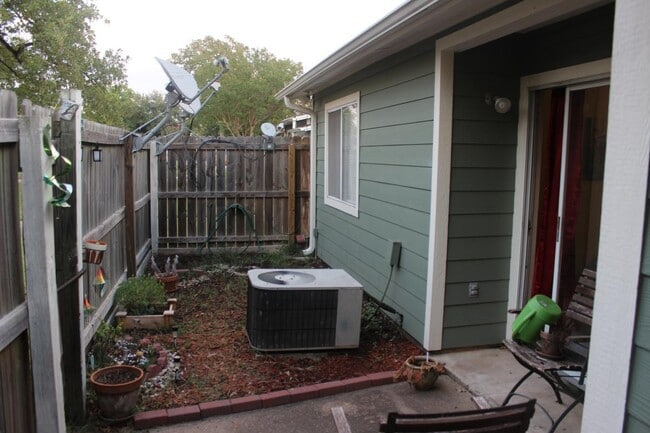 Building Photo - 2800 Longmire Dr