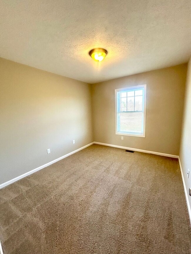 Building Photo - Town House For Rent