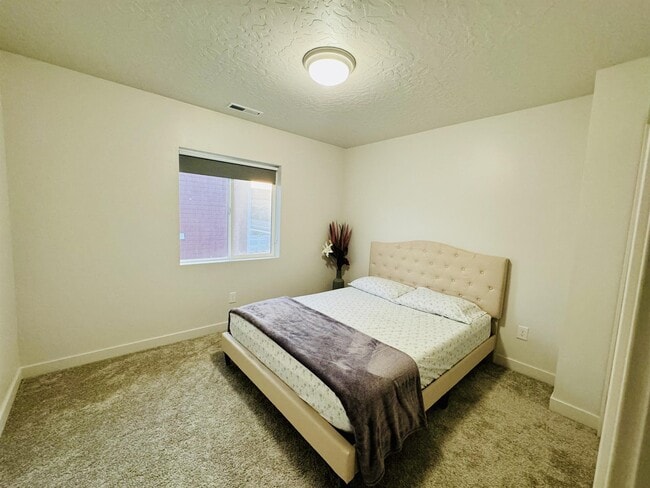 Building Photo - 2687 N Snowberry Dr