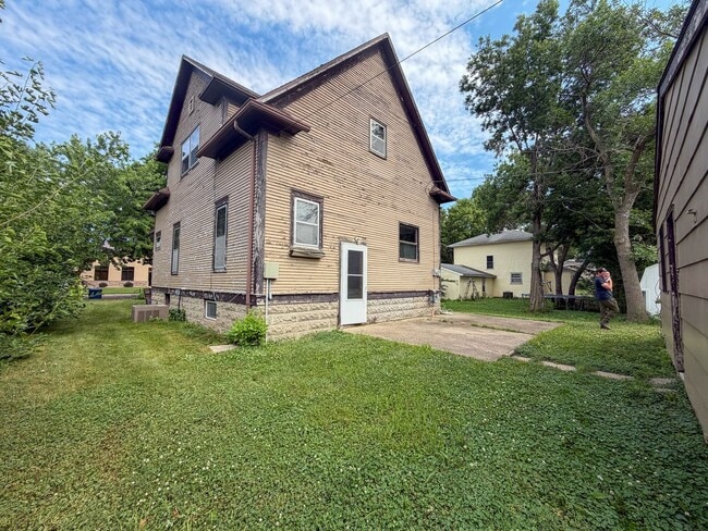 Building Photo - 609 N Edmunds- 3 bedroom, 1.5 bathroom house with a large garage, off street parking and central AC.