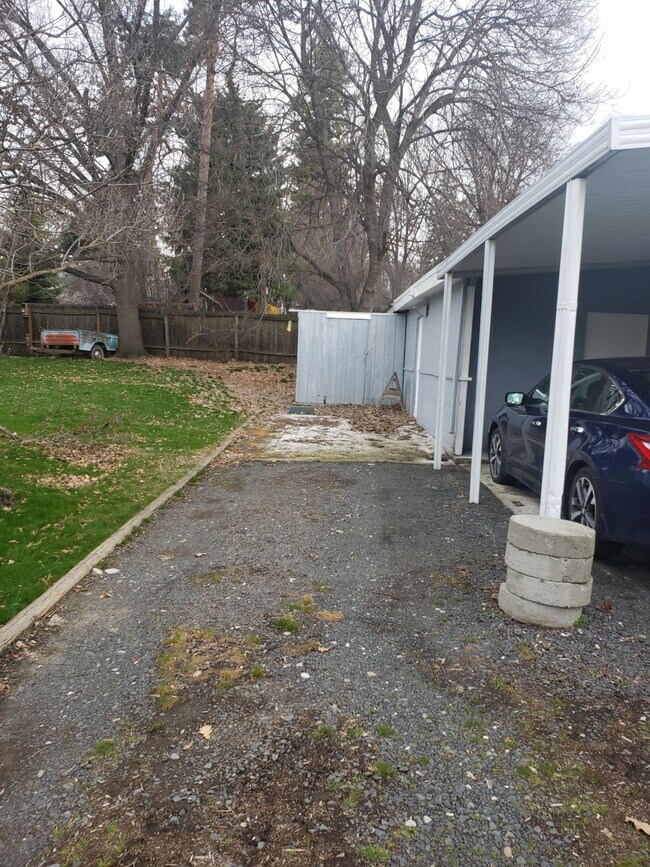 Building Photo - 3B1BA home, 956sqft, available 1/8/2027, large partially fenced yard, 2 shop spaces, carport and ...