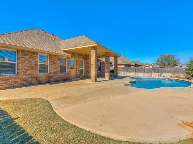 Building Photo - Highly Sought After Stonebridge Addition +...