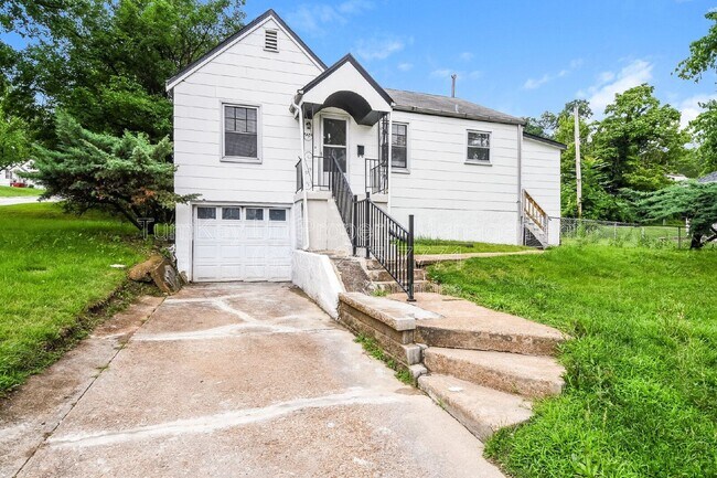Building Photo - 7150 Manette Dr