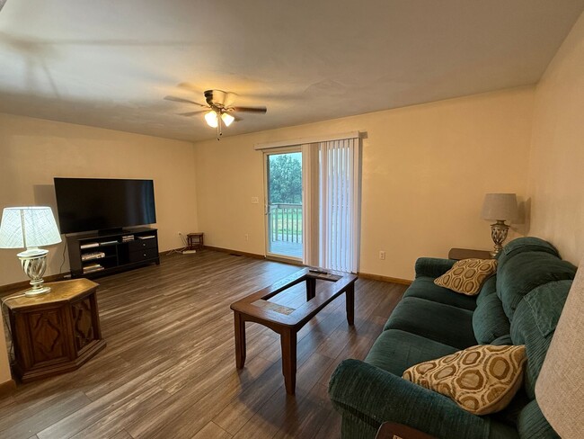 Building Photo - Beautiful 2 Bedroom Townhome - Only Steps ...