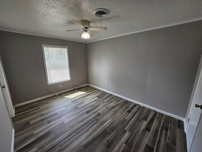 Building Photo - 403 E Eighth Street