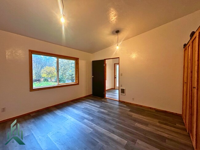 Building Photo - Peaceful Home Among the Evergreens in Eddy...