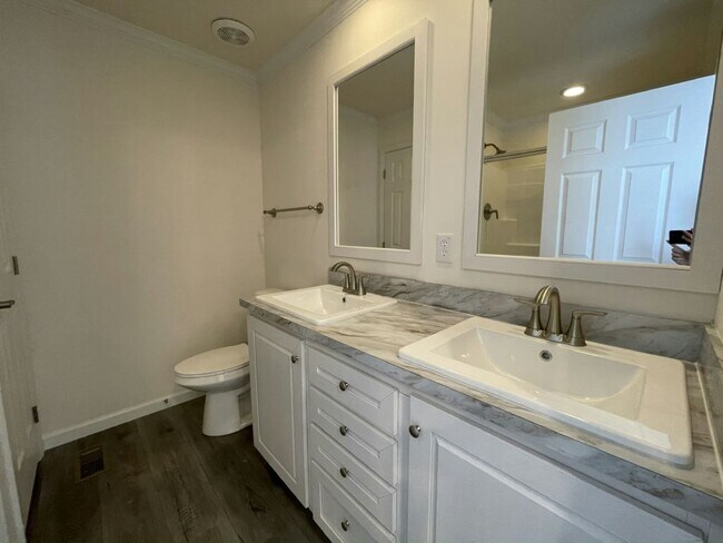 Building Photo - 491 Hillcrest Ln