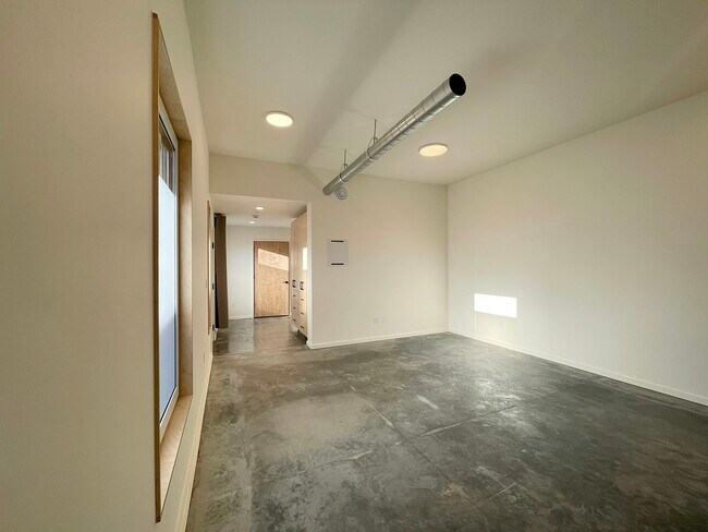 Building Photo - 1614 6th Ave