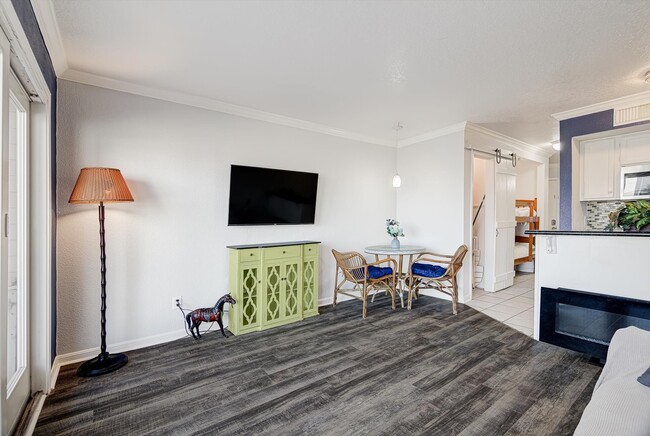 Building Photo - 6300 Seawall Blvd