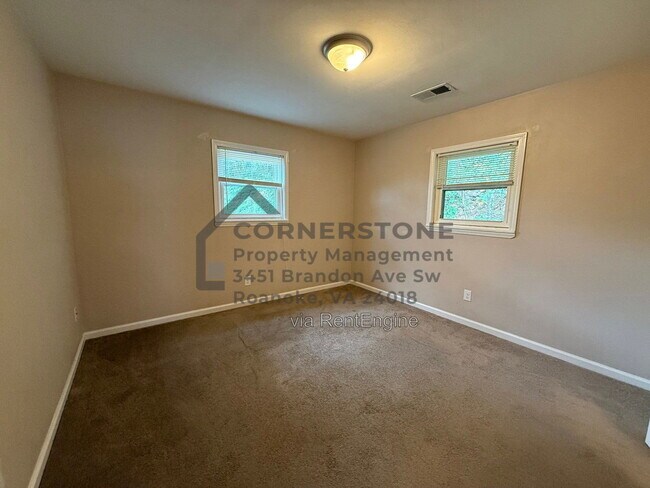 Building Photo - 711 Riverland Rd SE