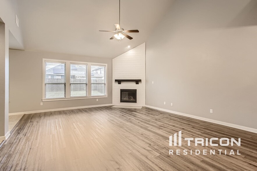 Building Photo - 1620 Village Creek Dr