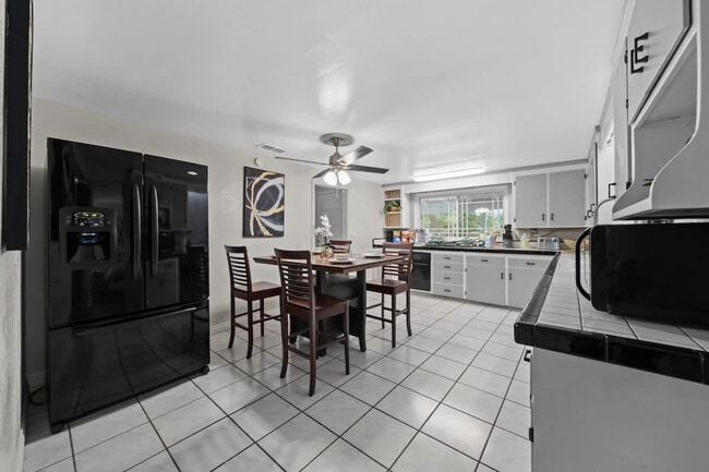 Building Photo - 10150 Sierra Madre Rd