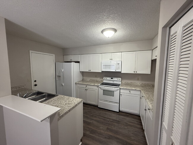 Building Photo - FOR RENT:  3 BEDROOM 2.5 BATHROOM TOWNHOME...