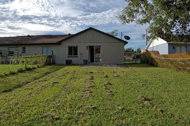 Building Photo - 6003 Oleander Dr