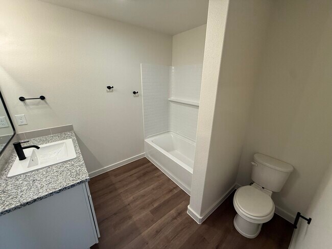 Building Photo - 1305 N Chicago Ave