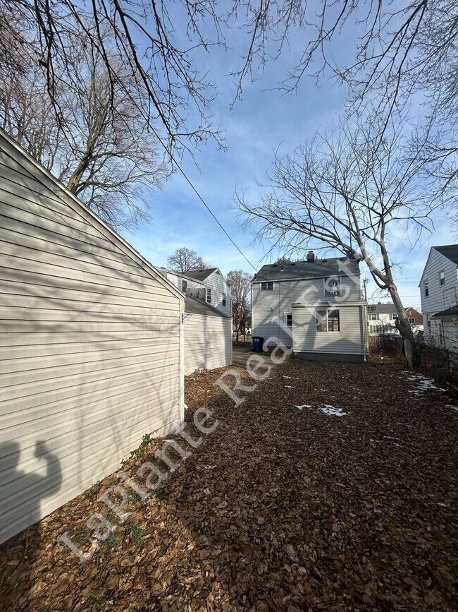 Building Photo - Well-Located 3-Bedroom Home Near Library Village