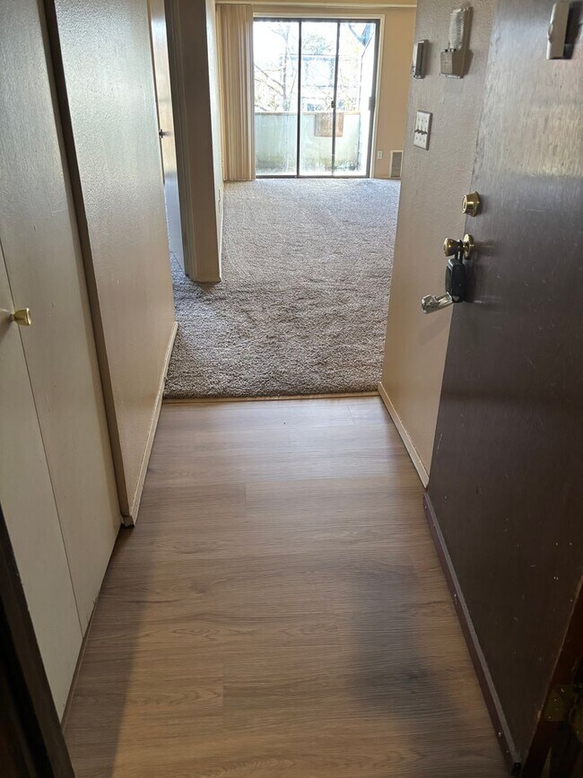 Building Photo - 1 Bedroom Condo close to Washington Square with seasonal outdoor pool and move in special!