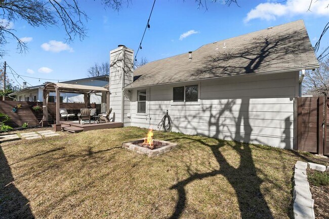 Building Photo - 9715 Meadowheath Dr
