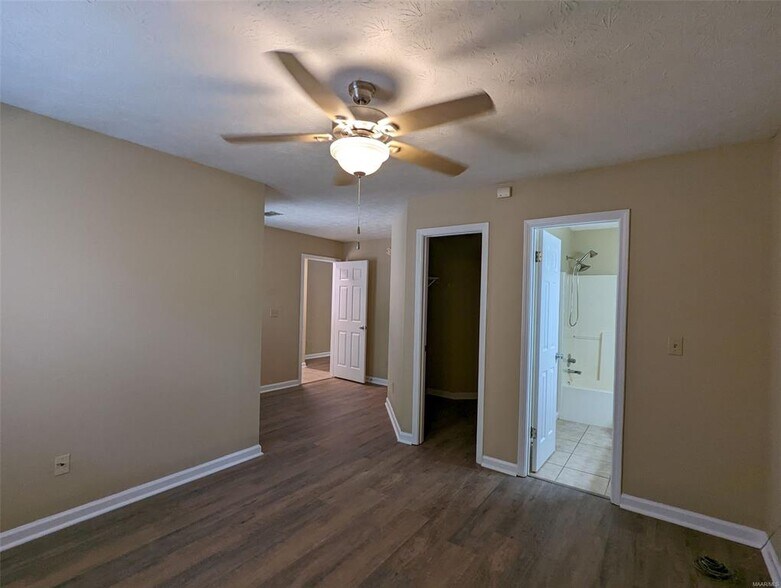 Building Photo - 6222 Bell Gables