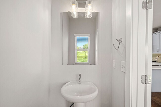 Building Photo - Like New Townhome Ready for Immediate Move-In!!! Bryant Park in West End