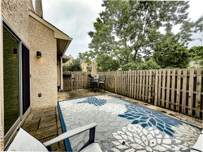 Building Photo - 42 Greythorne Woods Cir