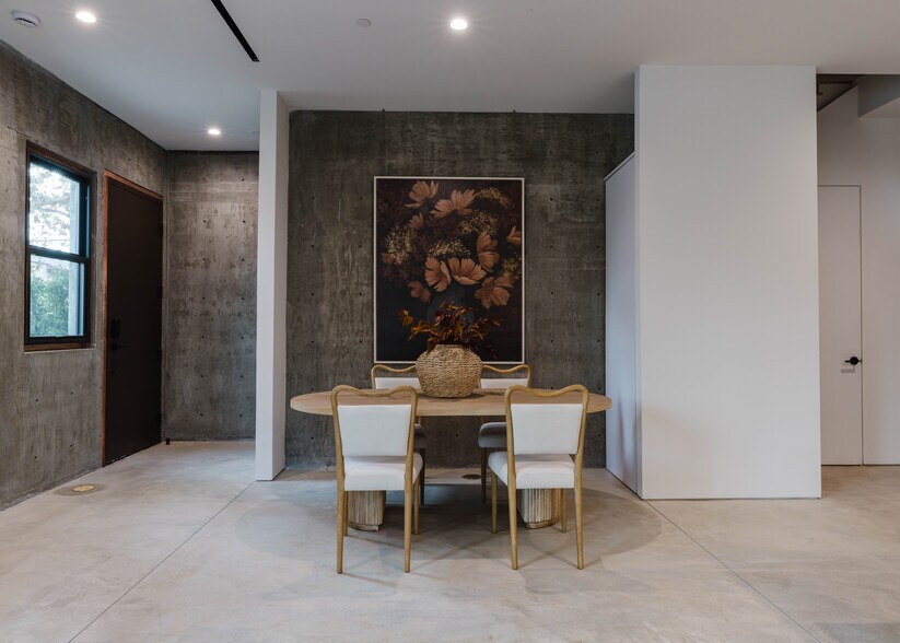 Building Photo - 2855 S Sycamore Ave